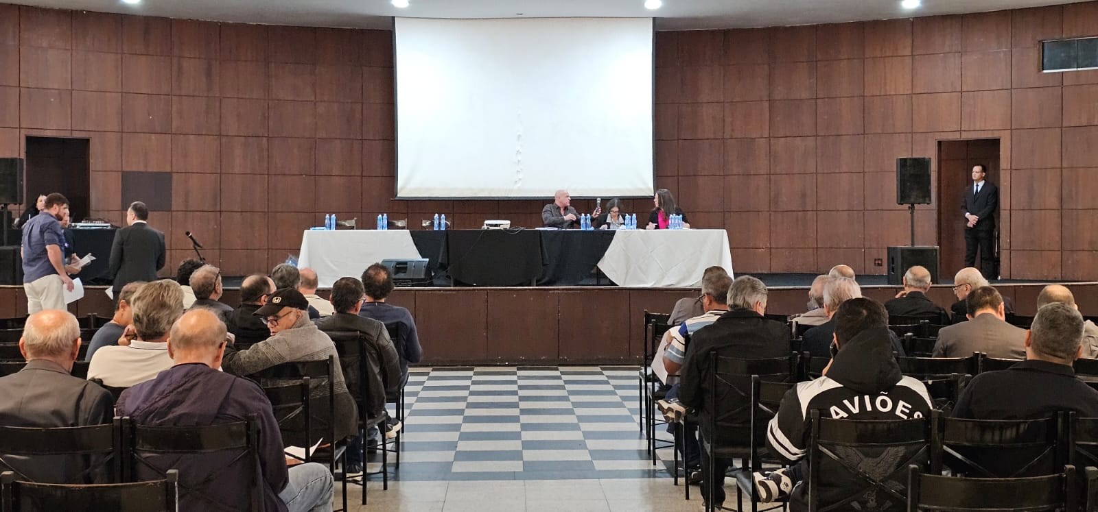 Conselheiros do Corinthians dizem “sim” à possibilidade de reeleição de Stabile e vetam SAF