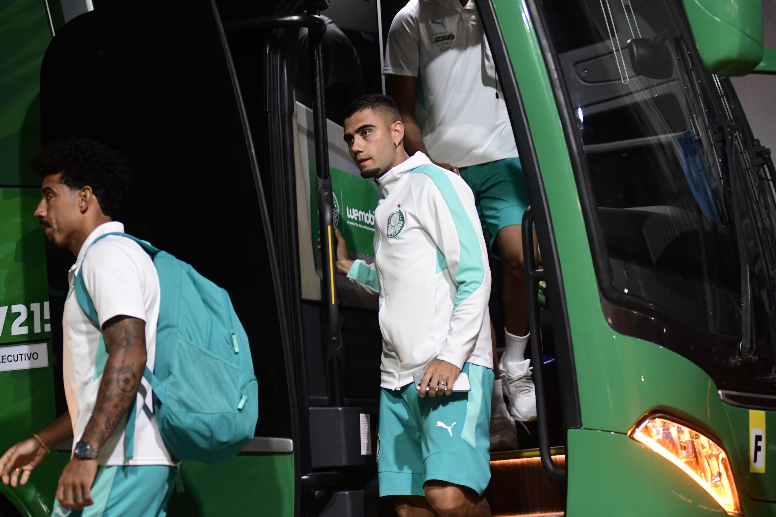 Andreas Pereira sofre trauma na região lombar e vira dúvida no Palmeiras
