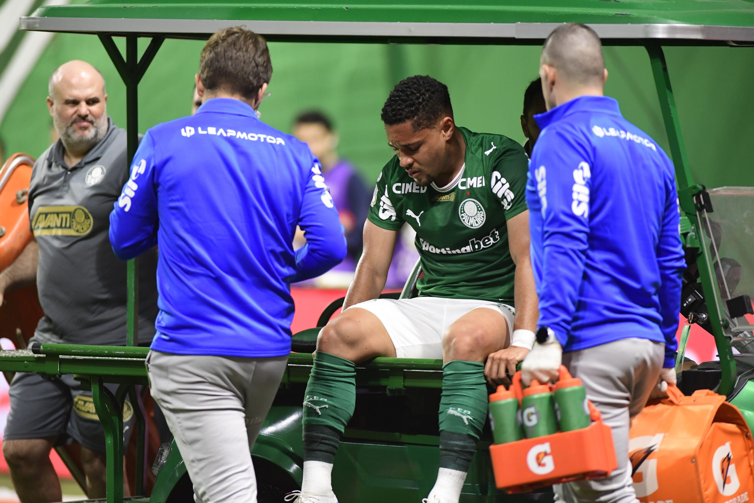 Cirurgia de Vitor Roque é bem sucedida, e atacante do Palmeiras retorna após a Copa