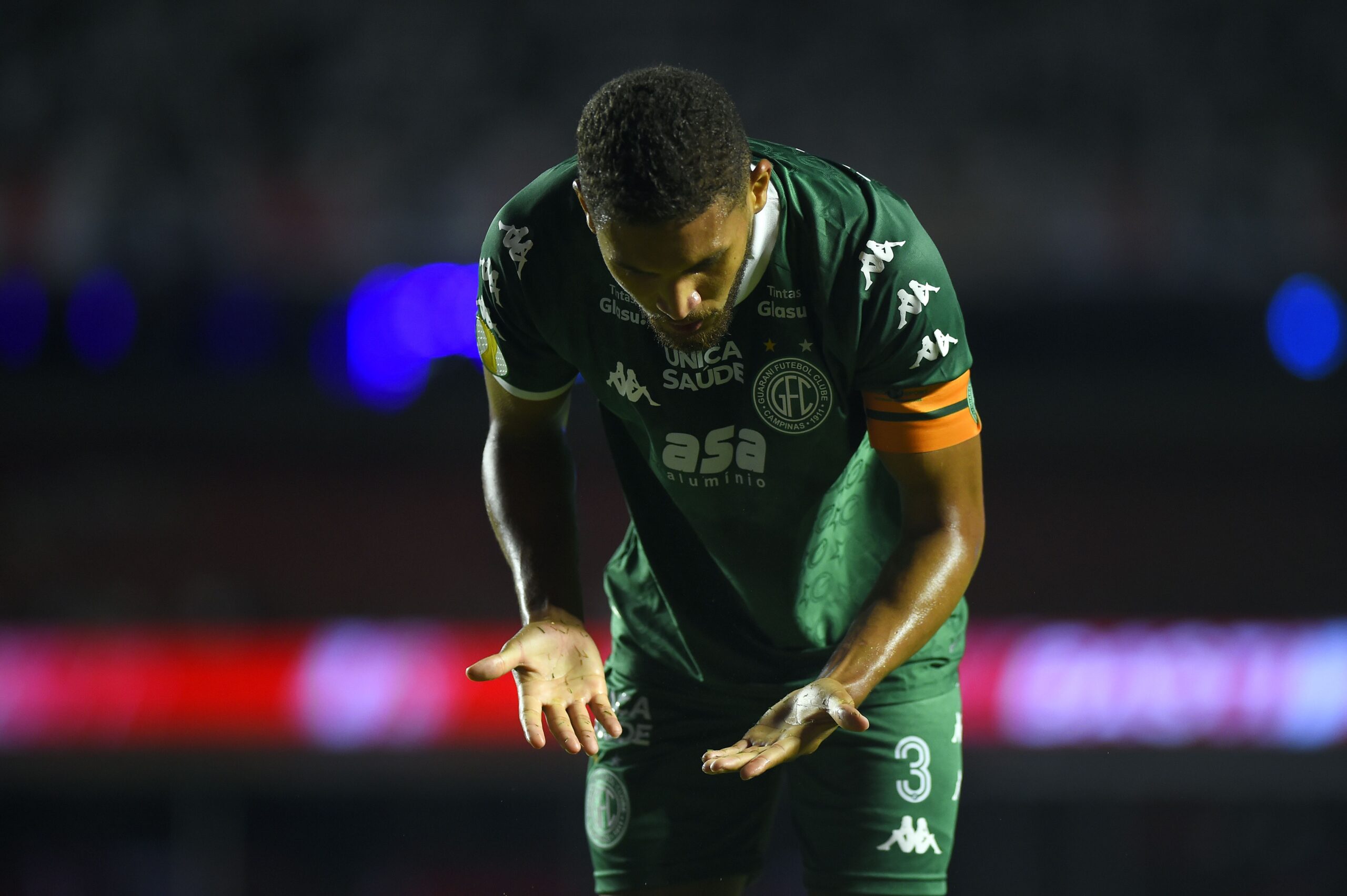 Suspensão dupla abre disputa por vaga de titular na defesa do Guarani