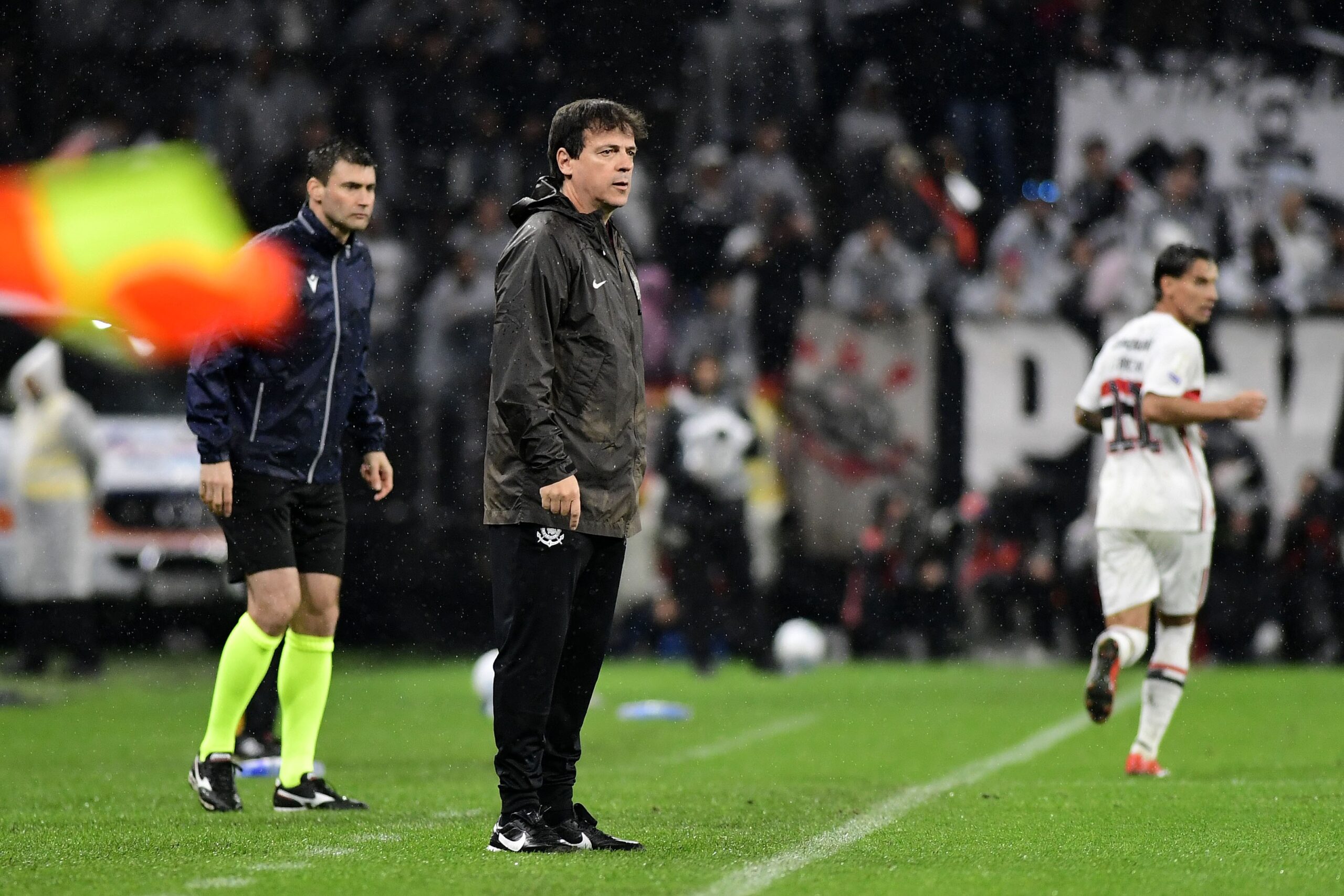 Diniz cita coragem do Corinthians e minimiza gol sofrido em saída: “Para nunca errar, só se não fizer”