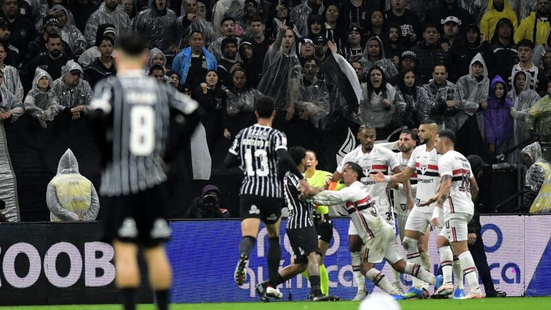 Árbitro de Corinthians x São Paulo relata vape, isqueiro e óculos de sol atirados no gramado em Itaquera