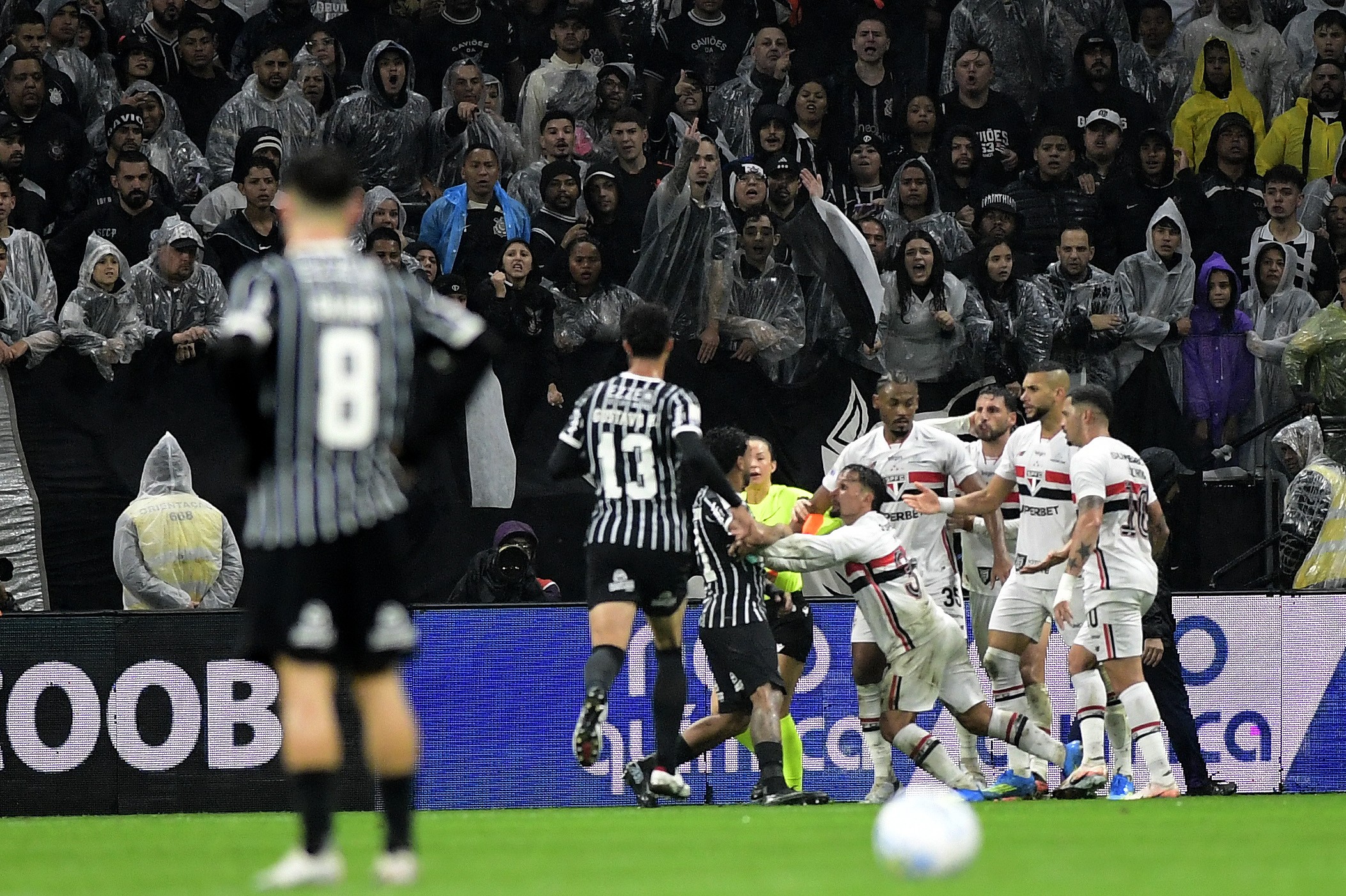 Árbitro de Corinthians x São Paulo relata vape, isqueiro e óculos de sol atirados no gramado em Itaquera