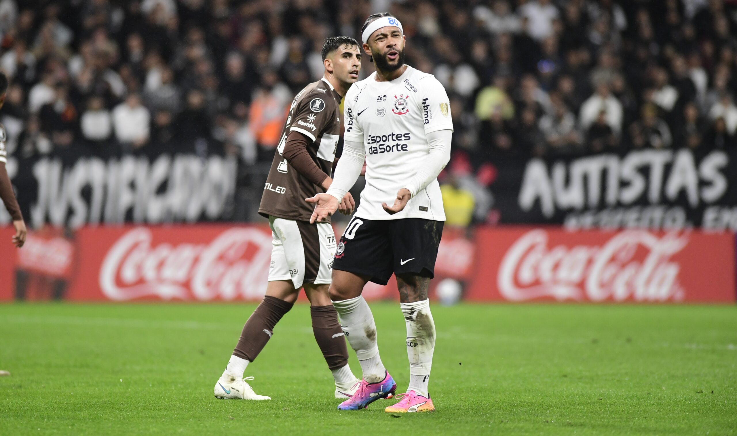 Memphis reforça desejo de permanecer no Corinthians: “Vejo minha vida aqui”