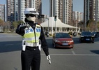 China coloca robôs humanoides para controlar trânsito e alivia para humanos