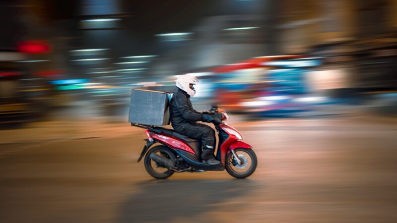 Por que mais brasileiros estão virando motoboys mesmo com renda instável e mais riscos?