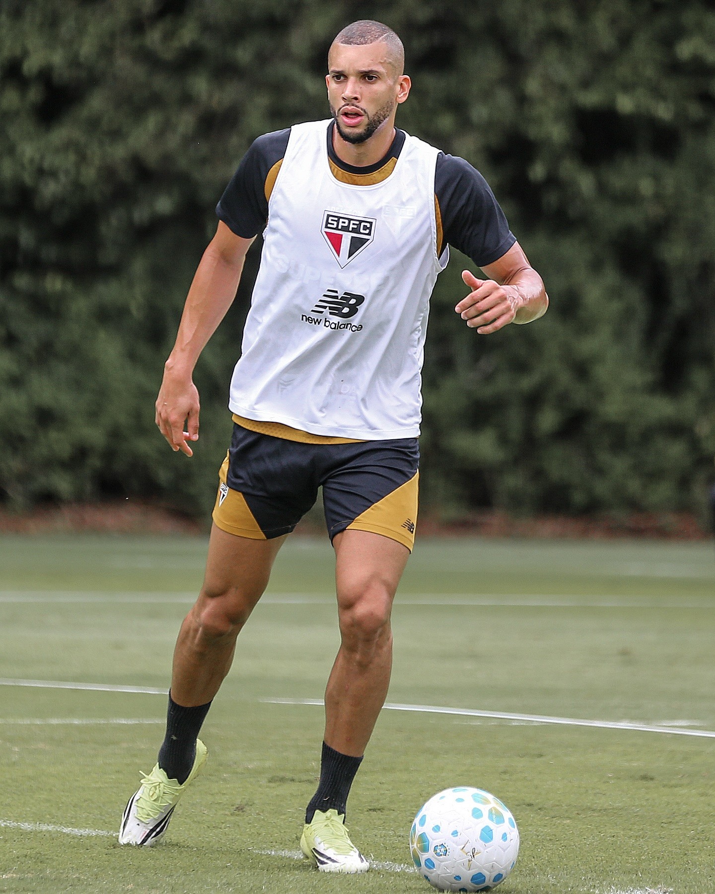 São Paulo rescinde o contrato com o zagueiro Dória