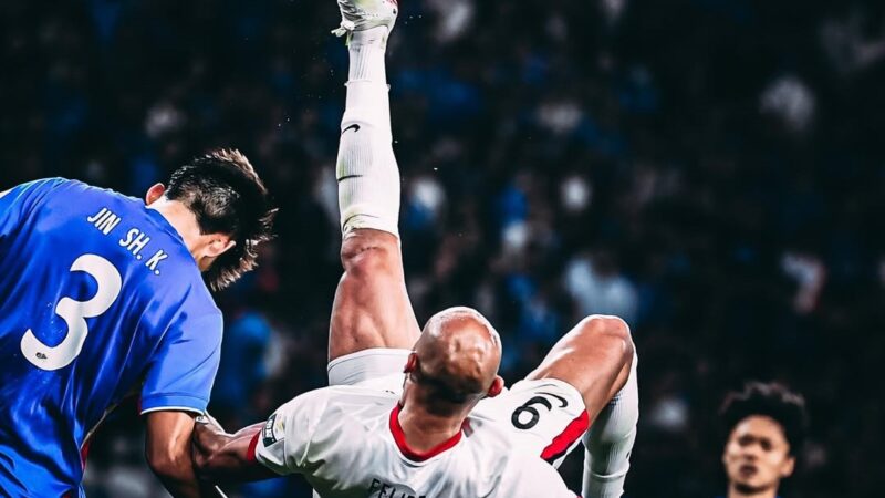 Brasileiro brilha na China, marca cinco vezes em quatro jogos e faz dois gols seguidos de bicicleta