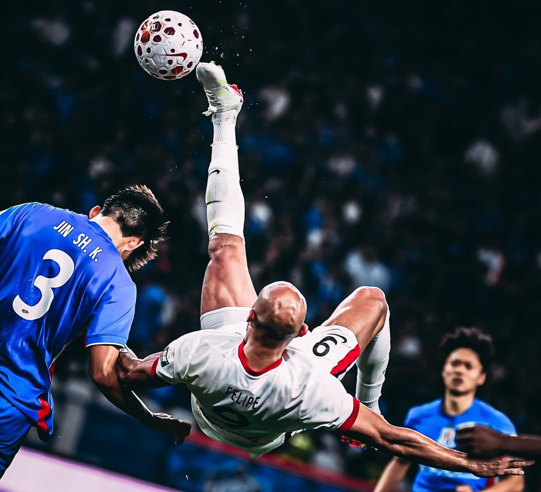 Brasileiro brilha na China, marca cinco vezes em quatro jogos e faz dois gols seguidos de bicicleta
