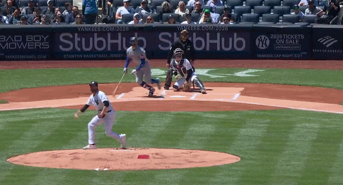 Jogador acerta muro em cheio após defesa absurda no beisebol; vídeo