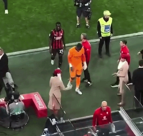 Goleiro da França cai na escada para os vestiários após Juventus x Milan; vídeo