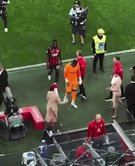 Goleiro da França cai na escada para os vestiários após Juventus x Milan; vídeo