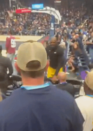 LeBron perde a paciência e discute com torcedor em derrota dos Lakers: “Continue sendo uma criança”; veja