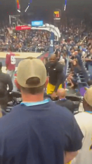 LeBron perde a paciência e discute com torcedor em derrota dos Lakers: “Continue sendo uma criança”; veja