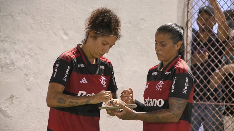Copa do Brasil Feminina: Cristiane é ovacionada após classificação do Flamengo e autografa até chinelo