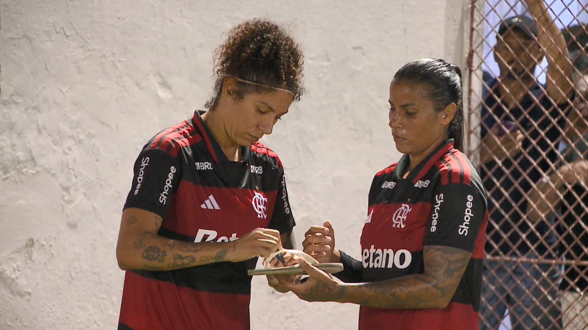 Copa do Brasil Feminina: Cristiane é ovacionada após classificação do Flamengo e autografa até chinelo