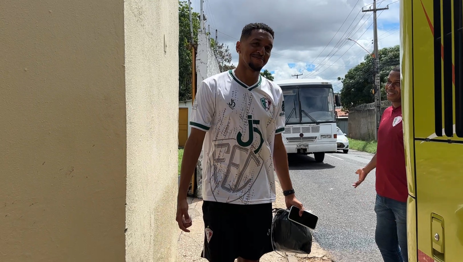 Fluminense-PI embarca para jogo contra Tirol, e meia é relacionado e deve reestrear pelo clube