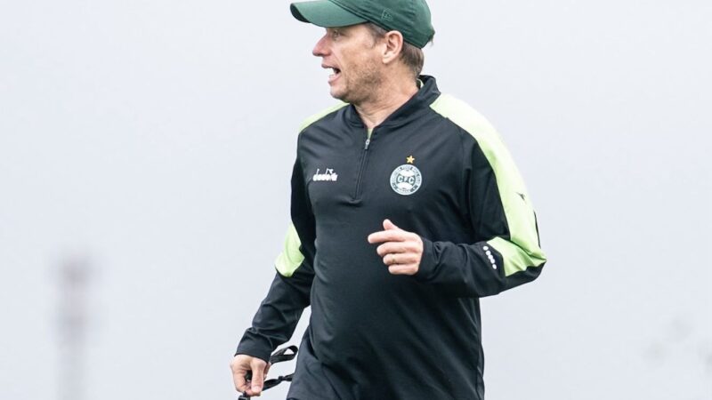 Escalação: Coritiba tem dúvida no meio e desfalques contra o Vitória; veja relacionados