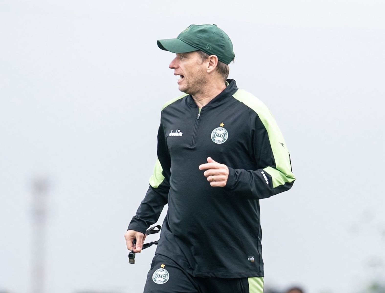 Escalação: Coritiba tem dúvida no meio e desfalques contra o Vitória; veja relacionados