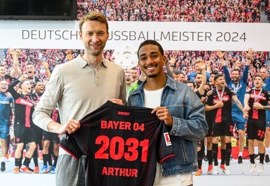 Arthur celebra renovação de contrato com Bayer Leverkusen: “Demonstração de confiança”