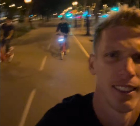 Jogadores do Barcelona repetem comemoração e passeiam de bicicleta após título espanhol; veja