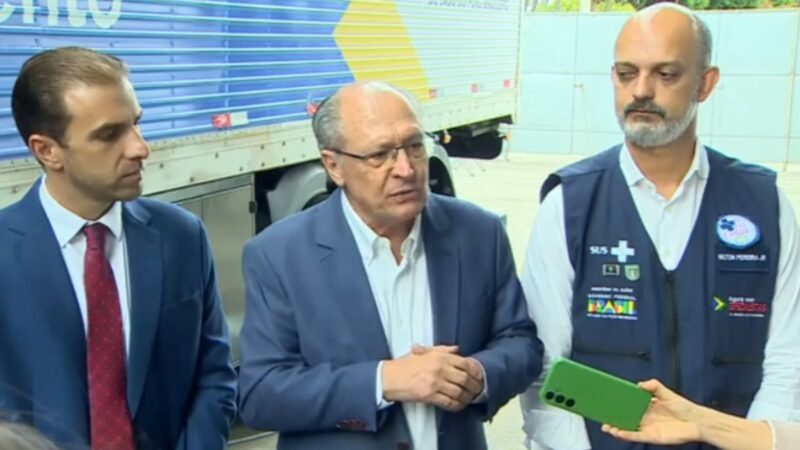 Alckmin diz que clã Bolsonaro pensa mais em si que no país e que meta é desviar atenção do caso Master