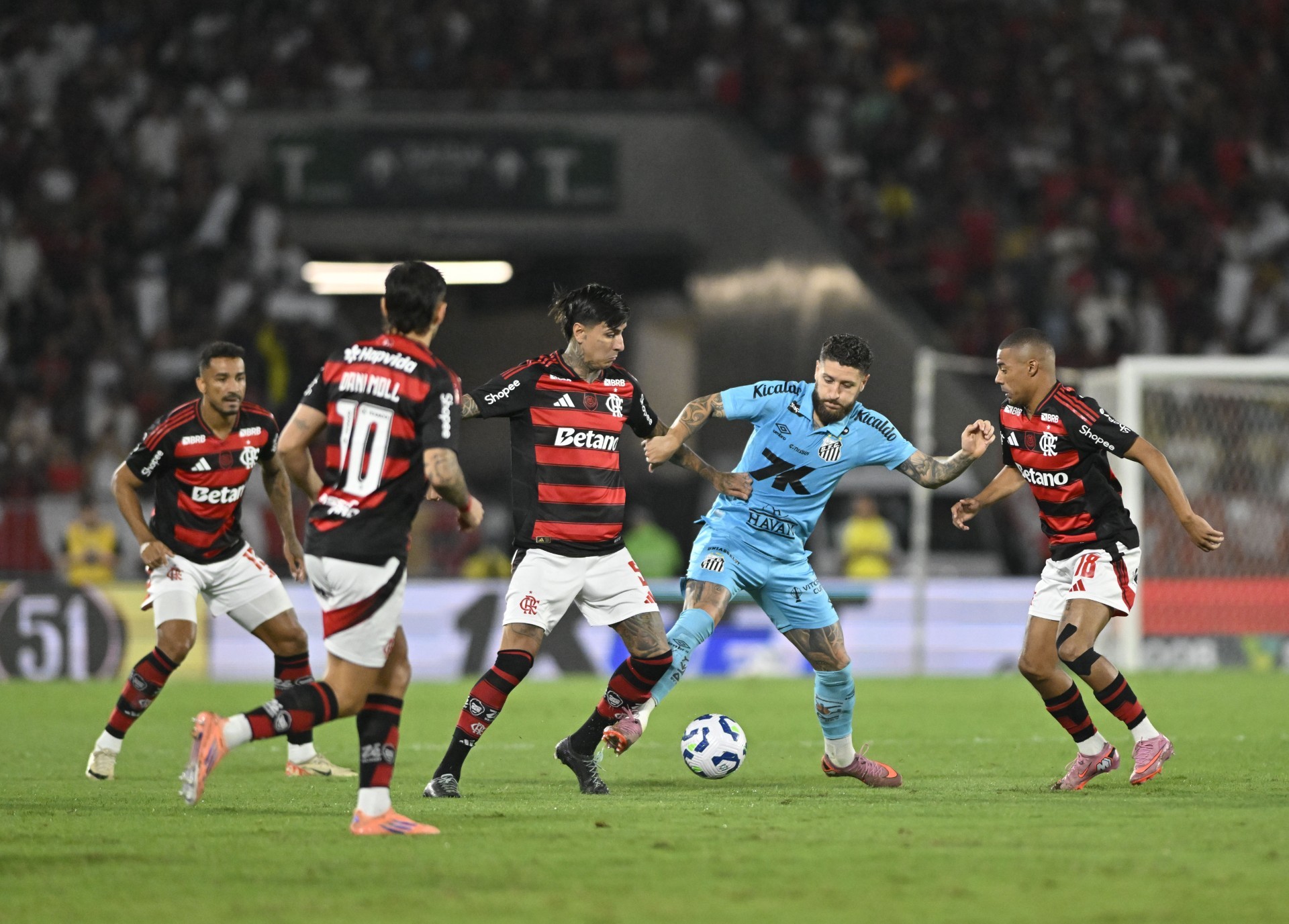De olho em Danilo, Flamengo antevê problemas e monitora reforço para o meio campo