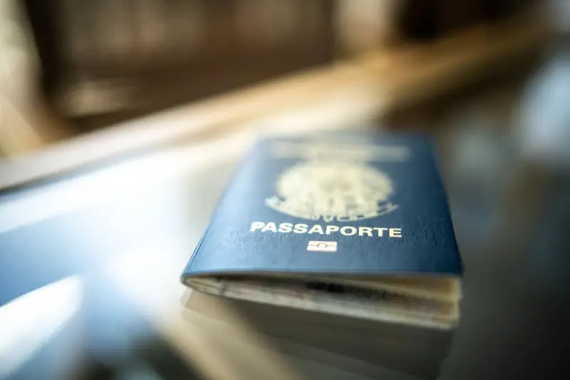 O país europeu que endureceu imigração, mas depende de brasileiros para funcionar; entenda por quê