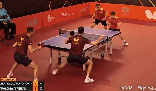 Joia do tênis de mesa fatura medalha em torneio contra adultos aos 12 anos de idade