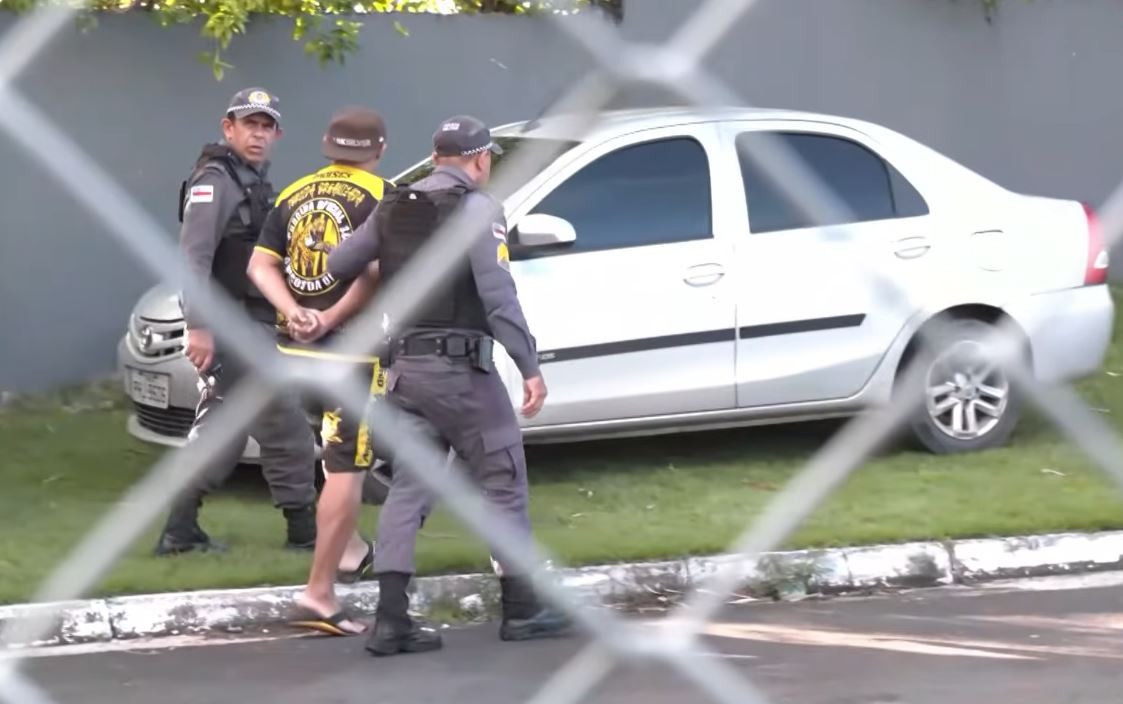 Vídeo: árbitro aciona protocolo antirracismo da CBF e torcedor é detido em jogo da Série C
