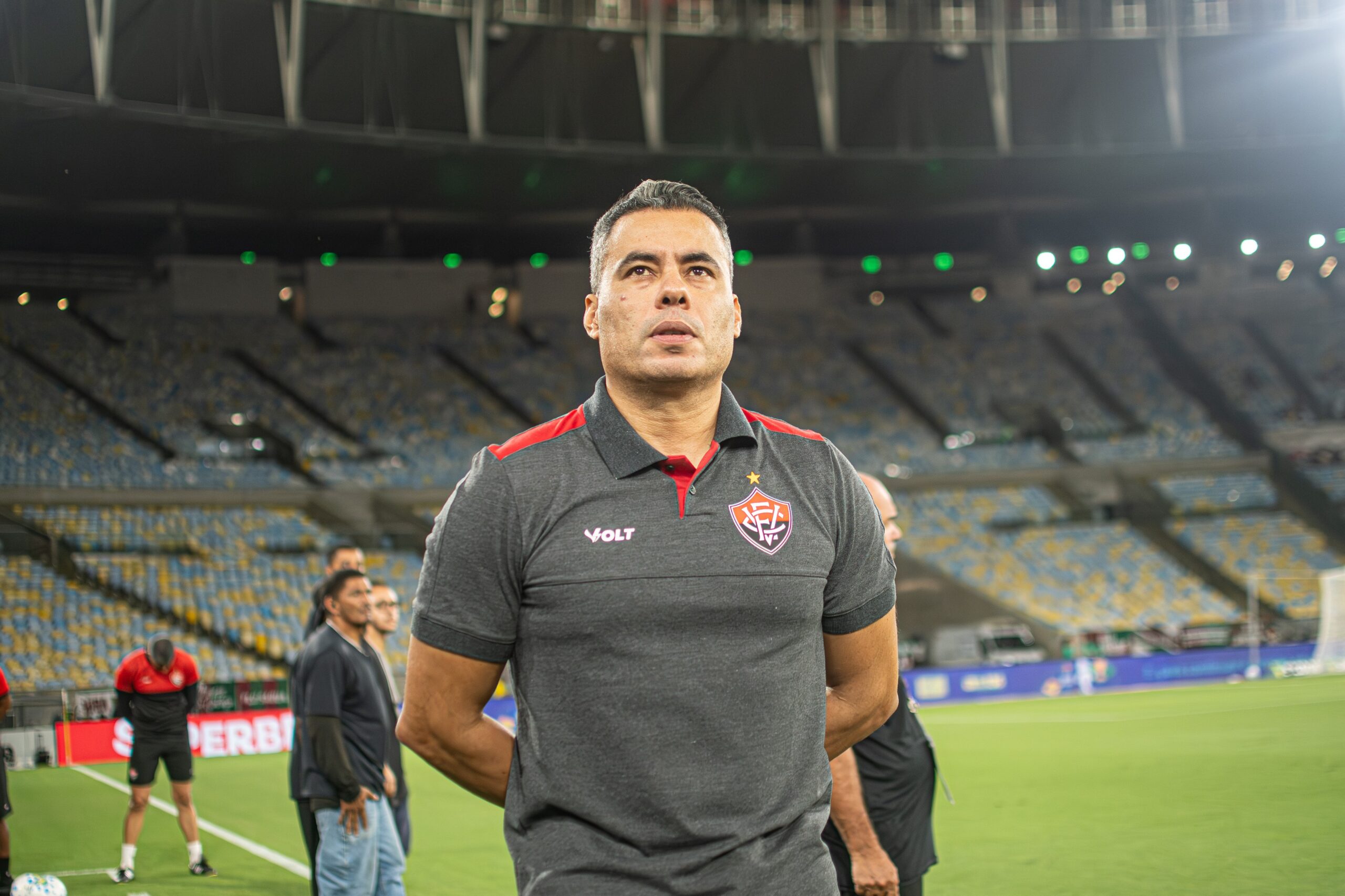 Jair Ventura diz que Vitória fez “jogo espetacular” e diz: “Rabisca aquela do professor pardal”