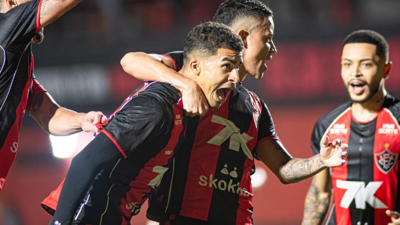 Com Renê e Renato Kayzer em alta, Vitória vai da carência à fartura com centroavantes