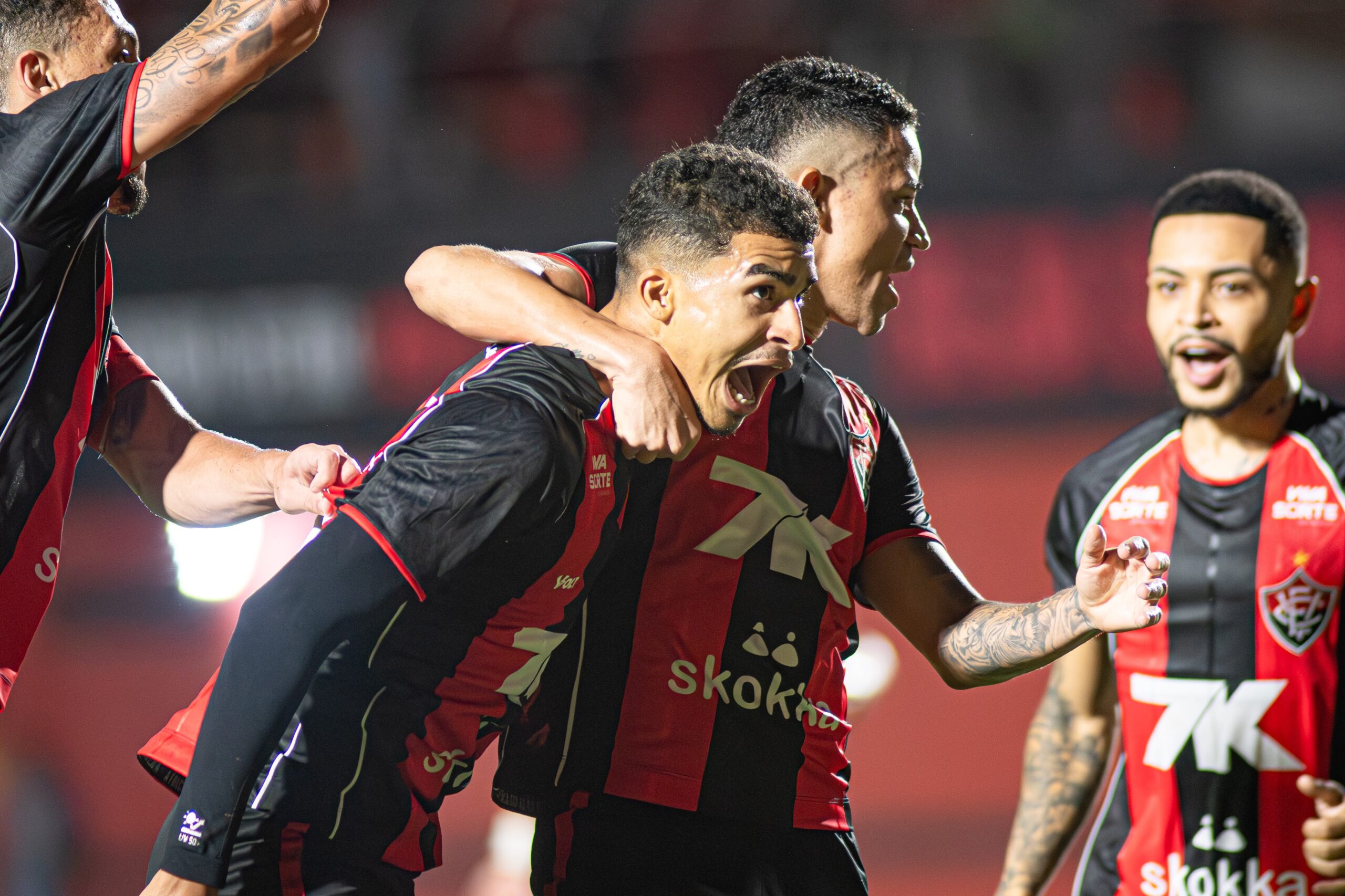 Com Renê e Renato Kayzer em alta, Vitória vai da carência à fartura com centroavantes