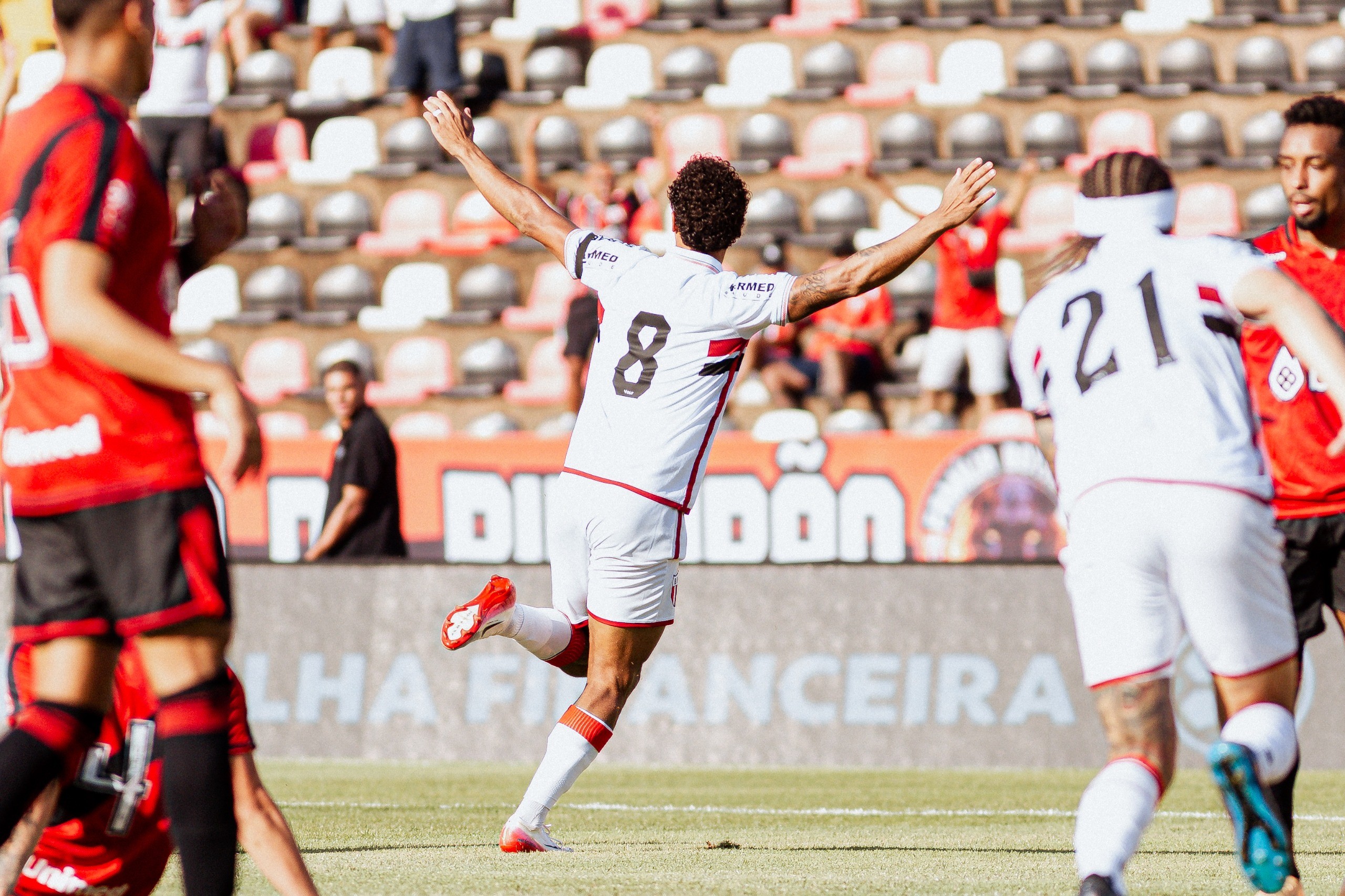 Morelli celebra fase artilheira e busca quebrar recorde de gols em uma temporada