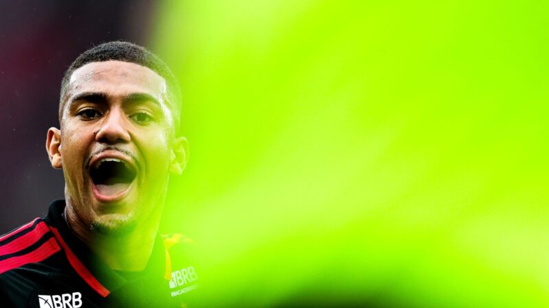 Lino, do Flamengo, vê “briga direta” com Palmeiras e minimiza tropeço: “Confiança continua lá em cima”