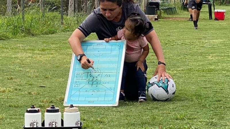 Técnica do Grêmio, Jéssica de Lima reflete sobre trabalhar longe da filha e exemplo: “Mãe buscou os sonhos”