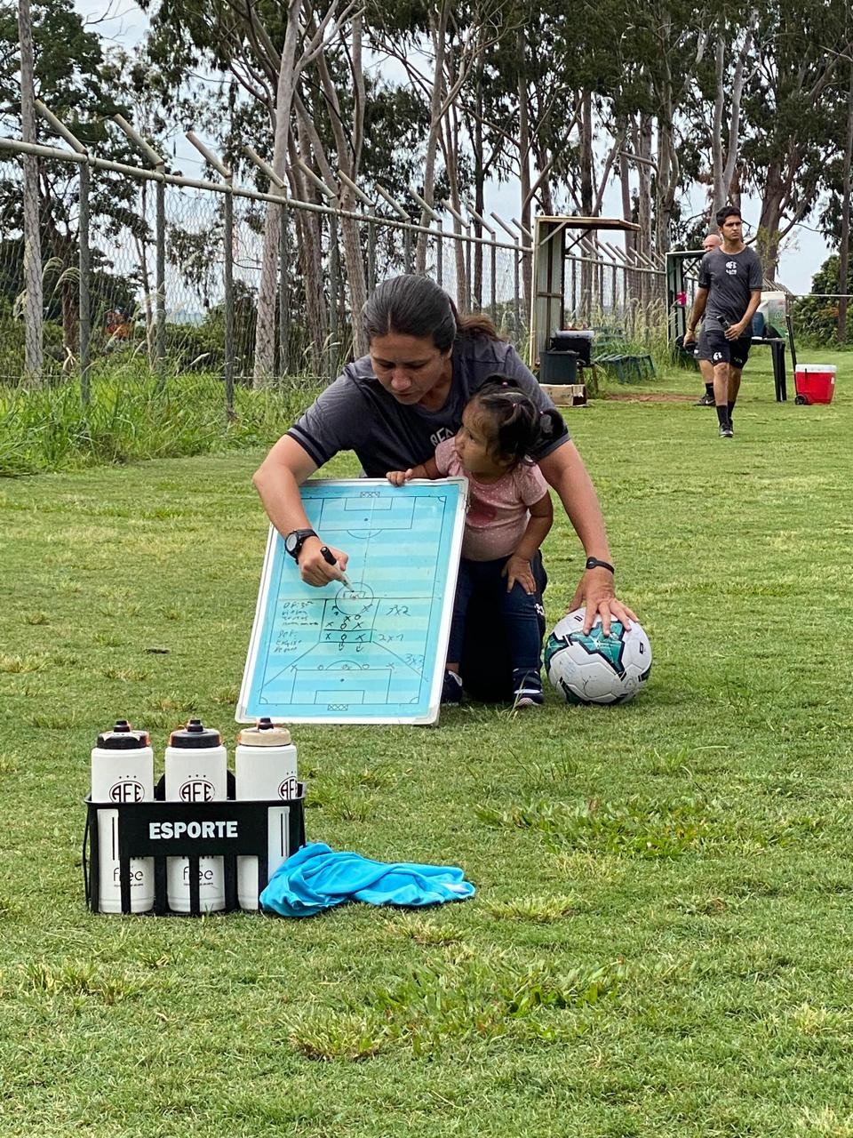 Técnica do Grêmio, Jéssica de Lima reflete sobre trabalhar longe da filha e exemplo: “Mãe buscou os sonhos”