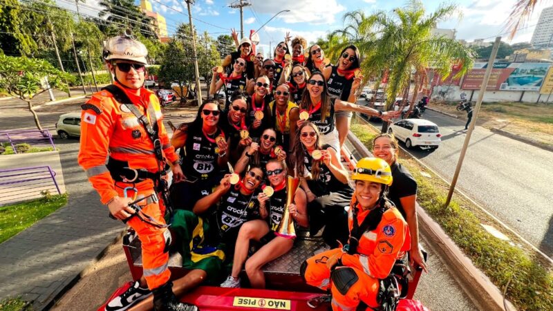 Praia Clube festeja título da Superliga com desfile no carro dos Bombeiros em Uberlândia