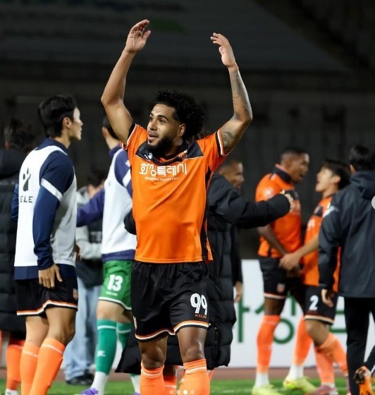 Revelado pelo Athletico-PR, Demethryus se destaca na Coreia do Sul e é eleito jogador do mês