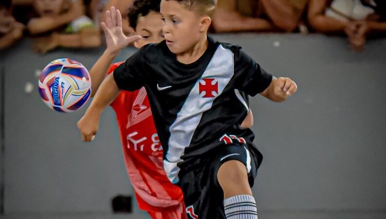 “Tio, eu vou fazer”: Jogador de nove anos desenha jogada e Vasco marca golaço no futsal; veja vídeo