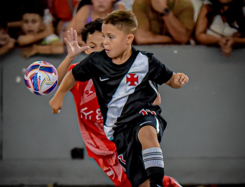 “Tio, eu vou fazer”: Jogador de nove anos desenha jogada e Vasco marca golaço no futsal; veja vídeo