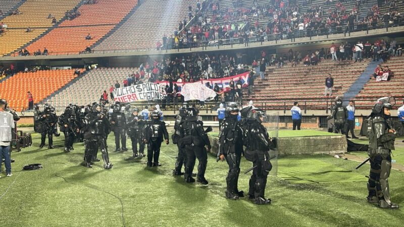 Independiente Medellín x Flamengo é interrompido após invasão de torcedores