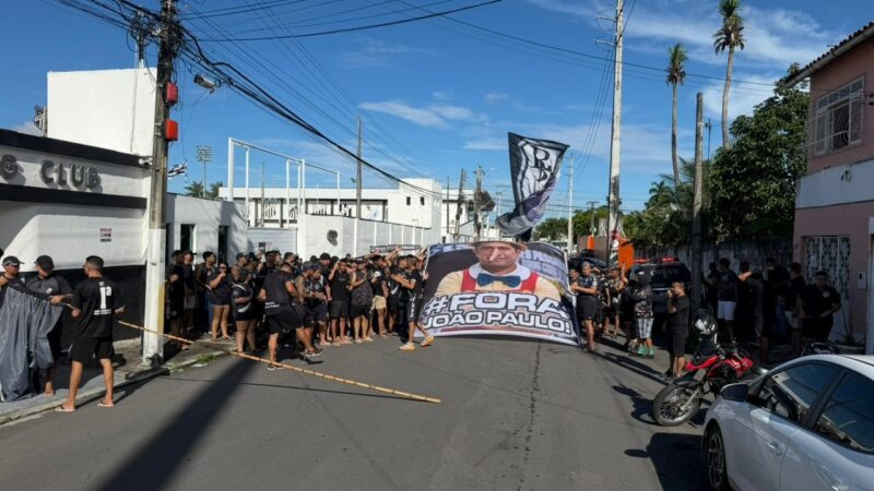 Organizada do Ceará protesta contra presidente após déficit milionário