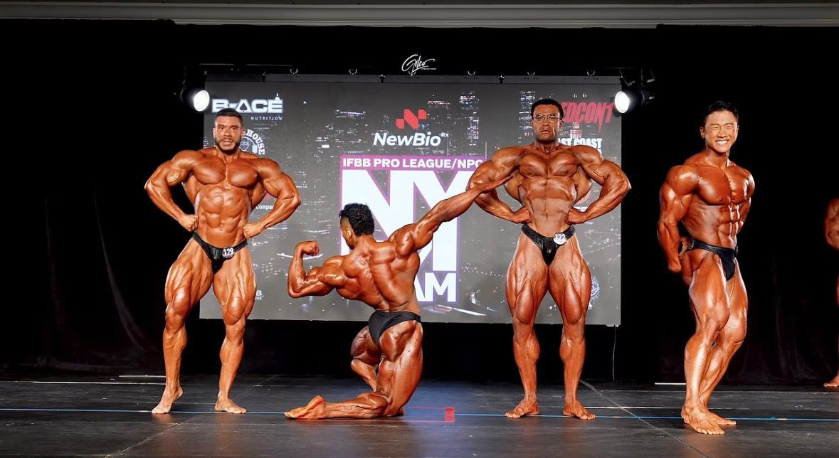 Fisiculturista colombiano inova em pose durante campeonato e repercute nas redes: “Obra de arte”