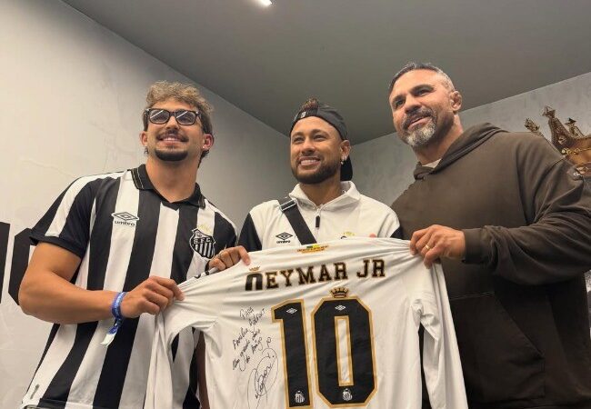 Vitor Belfort recebe autógrafo de Neymar e faz elogio inusitado: “Letra bonita”