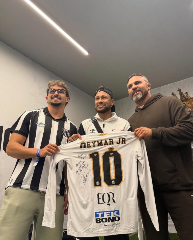 Vitor Belfort recebe autógrafo de Neymar e faz elogio inusitado: “Letra bonita”