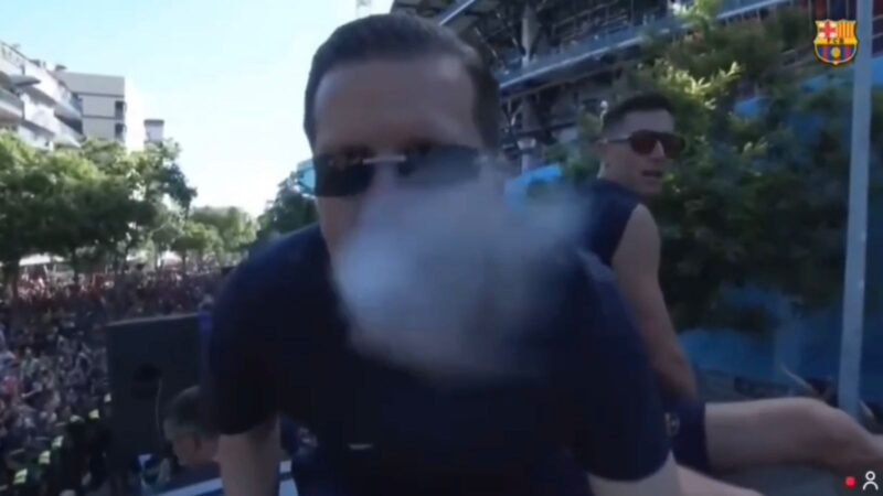 Goleiro do Barcelona fuma cigarro eletrônico em desfile para comemorar títulos da temporada