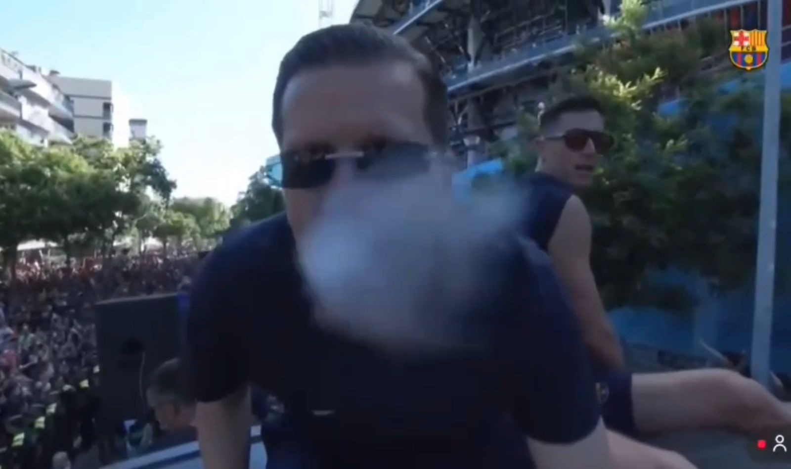 Goleiro do Barcelona fuma cigarro eletrônico em desfile para comemorar títulos da temporada