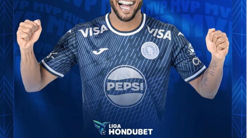 Brasileiro tem fratura exposta durante jogo do Campeonato de Honduras; vídeo