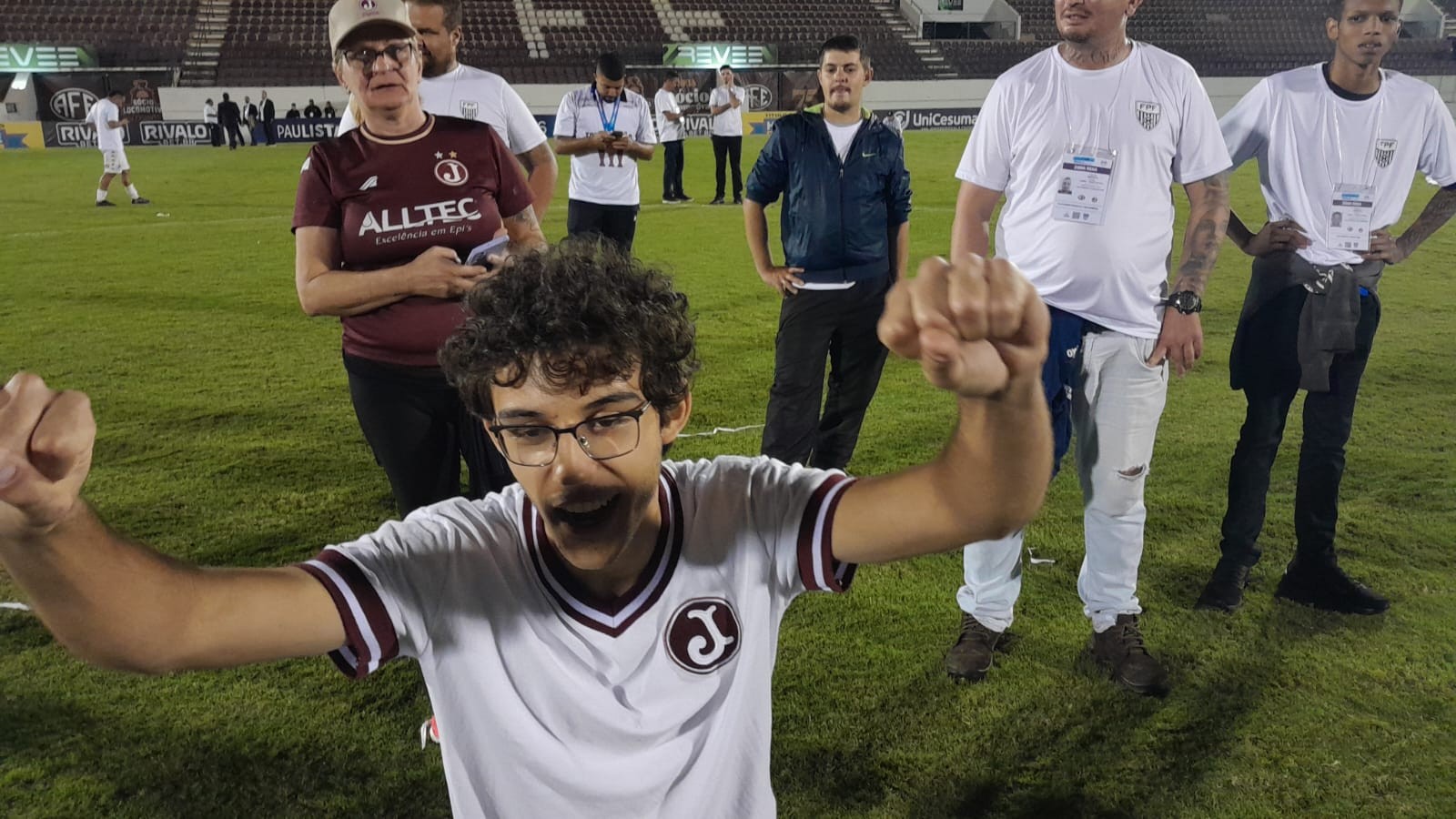Juventus campeão! Torcedor celebra título e aniversário cruzando gramado de joelhos